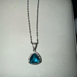 Chic Silver Necklace with Teal Pendant